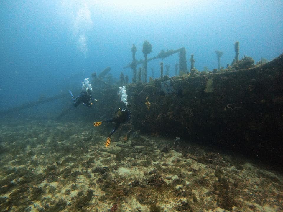 Des plongeurs le long de l'épave du Nahoon